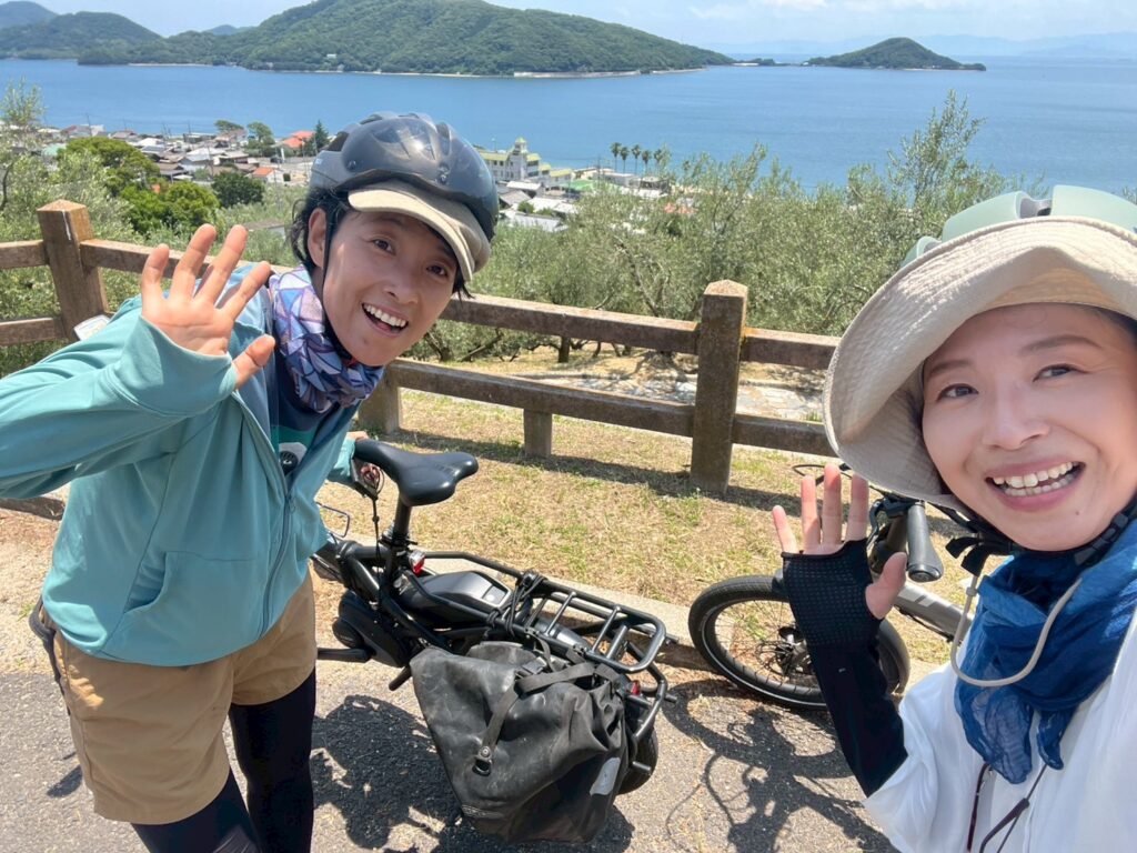 小豆島で海をバックに記念撮影